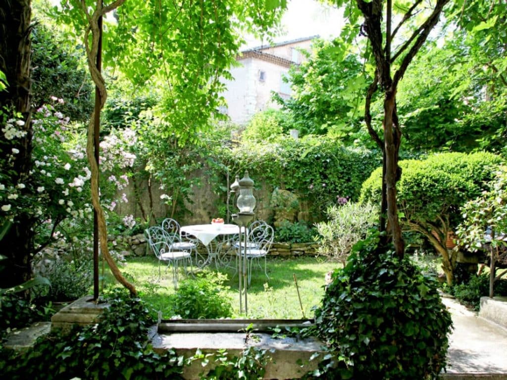 Fontaine de jardin : comment installer un coin d'eau dans votre espace?