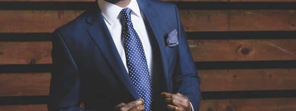 costume bleu marine avec chemise blanche et cravate bleue
