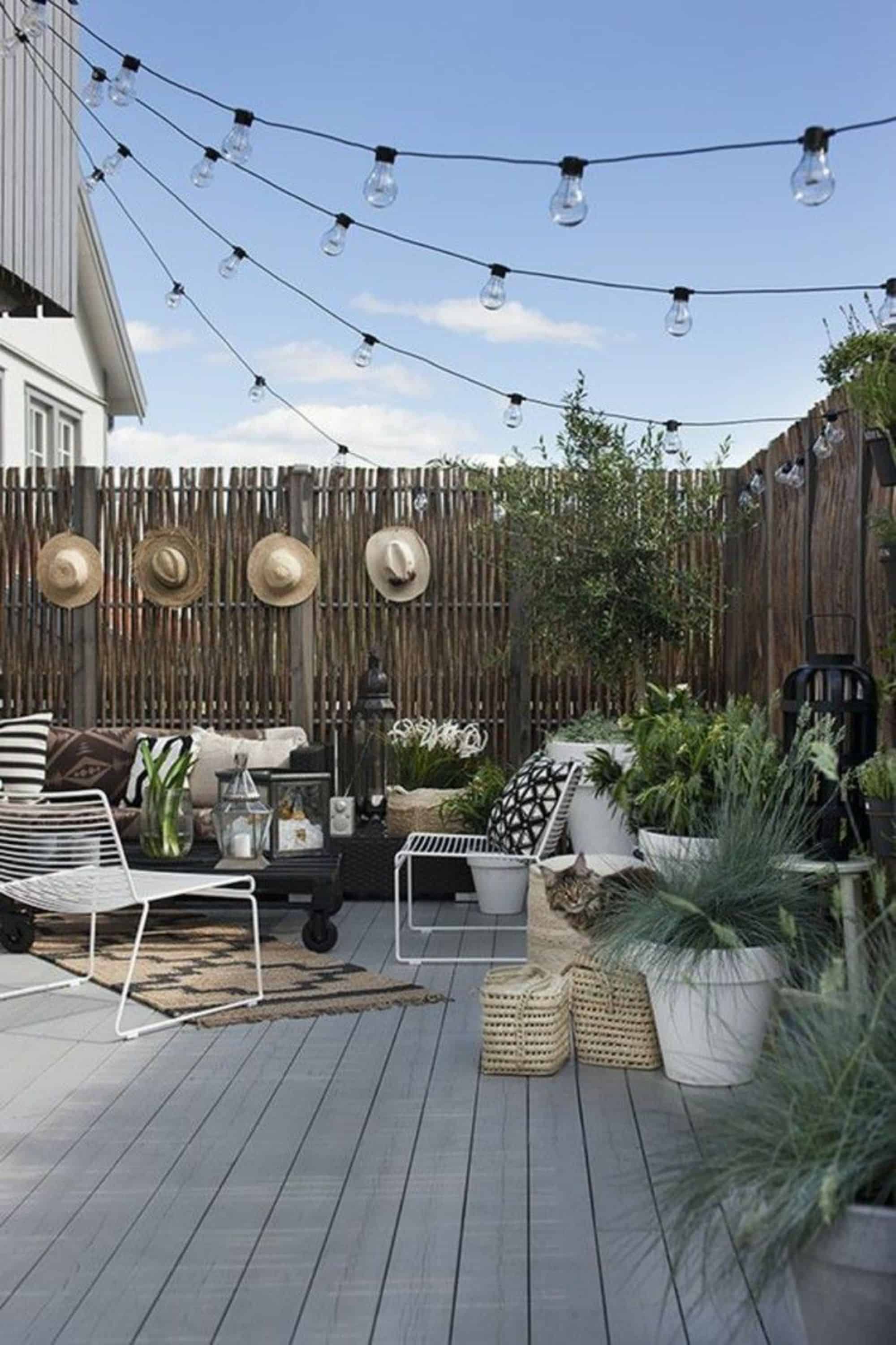 terrasse-ginguette-conviviale-chaleureuse-deco-chapeaux-paille