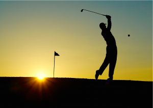 ombre d'un golfeur dans le coucher de soleil