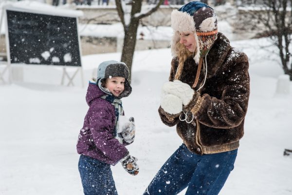 Mère dans la neige avec son enfant