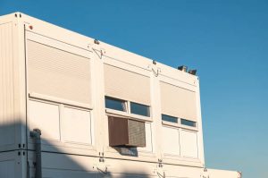 Préfabriqués bureaux blancs avec fond ciel bleu