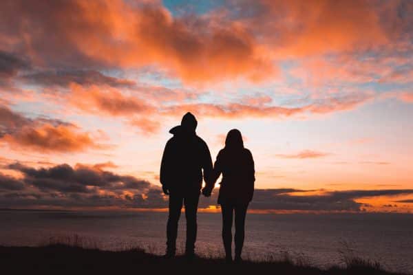 Un couple se tentant par la main