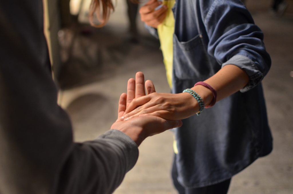 deux personnes se tenant par la main