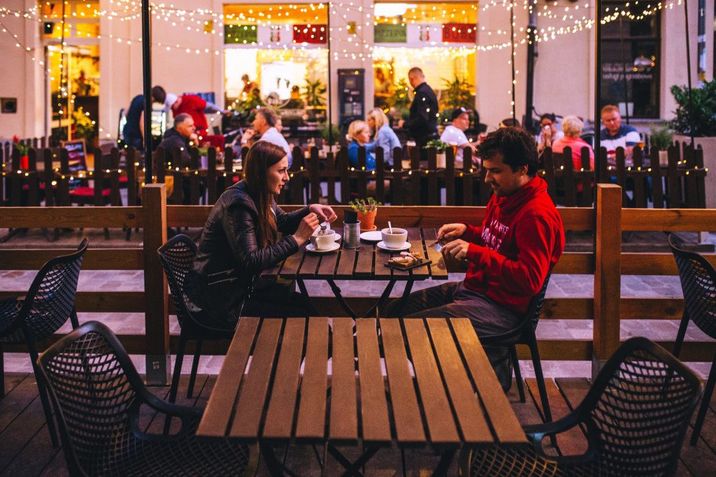 Une couple en terrasse d'un café