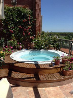 spa rond sur une terrasse en extérieur