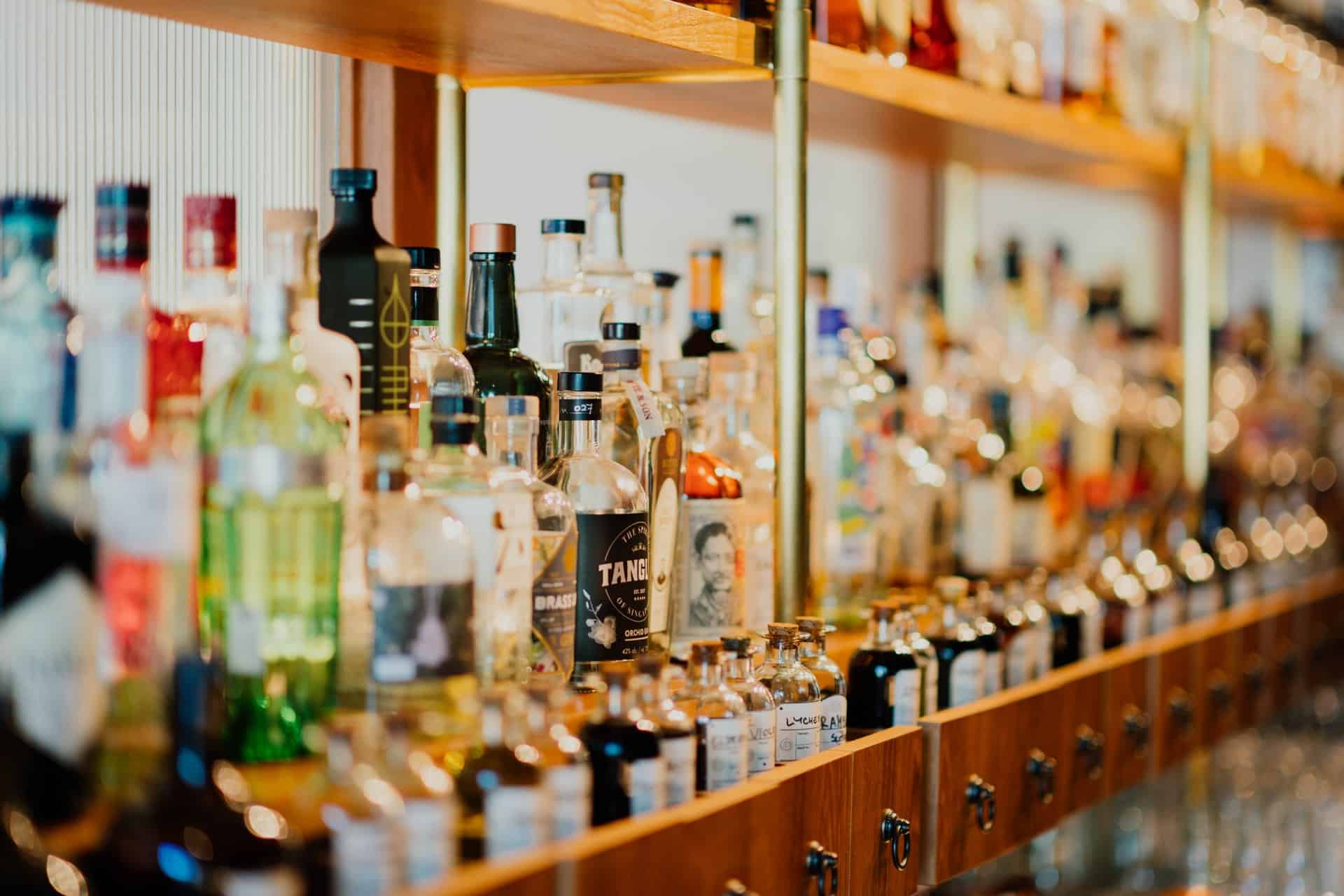 Rhum, whisky, cognac, bière… Quels alcools choisir en soirée